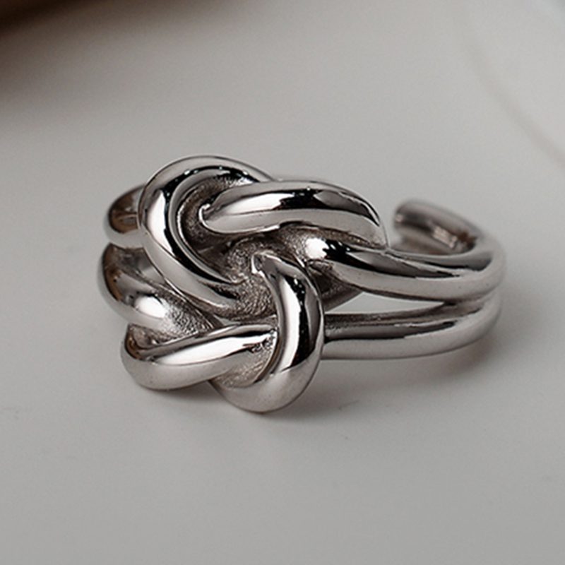 Silver Tangled Ring with a Stylish Knot – Lussocollezioni